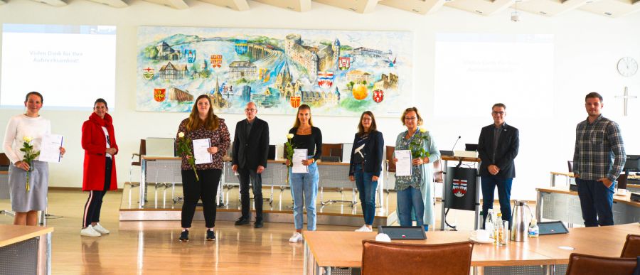 Zertifikat „Kompetent im Kindesschutz“ an 33 Studierende der Katholischen Hochschule NRW übergeben, die Corona-Pandiemie ließ nur einen kleinen Rahmen zu: Die Professoren Dr. Michael Böwer (zweiter von rechts) und Prof. Dr. Gerhard Kilz (vierter von links) von der Katholischen Hochschule Paderborn, die stellvertretende Jugendamtsleiterin Ingrid Müller (vierte von rechts) und Annabell Timmer vom Kreisjugendamt (zweite von links) gratulieren den Absolventinnen und Absolventen des Studiengangs  Bildnachweis: Ulrike Sander, Presse- und Öffentlichkeitsarbeit, Kreis Paderborn